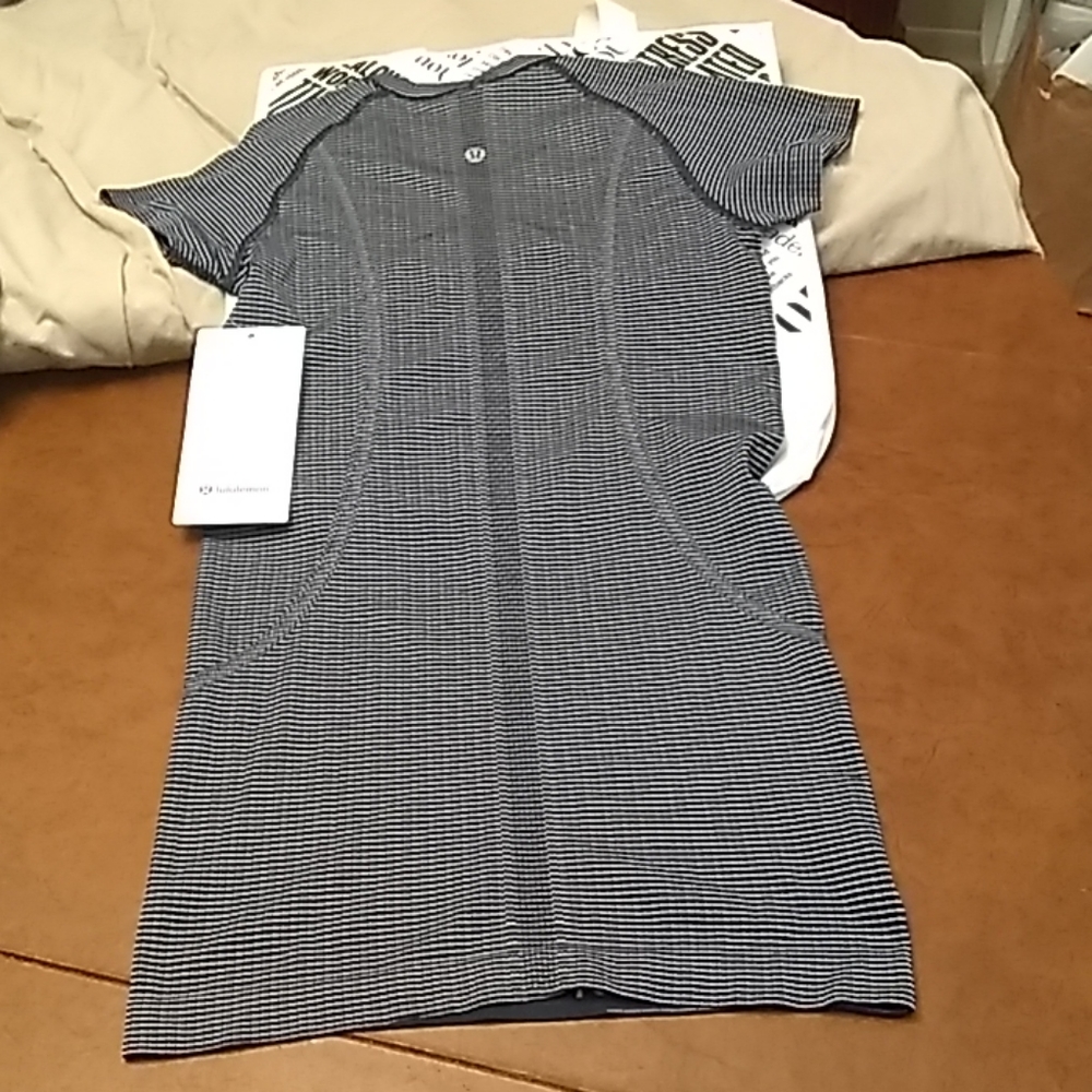 NWT Lululemon Swiftly Tech SS Crew, 4, TRNV/WHT - Picture 6 of 6